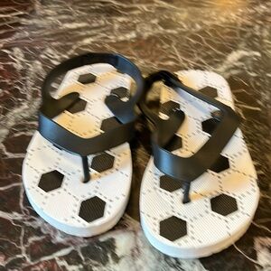 Cute flip-flops kids that look like soccer ball , elastic in the back